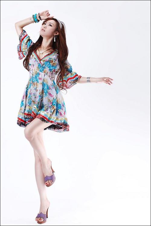 美女和帅哥一起努力生产豆浆原